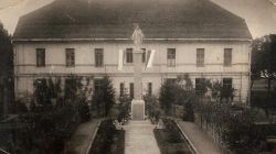 Rok 1933 - budynek starej szkoły, przed nim Pomnik Poległych w Baranowie